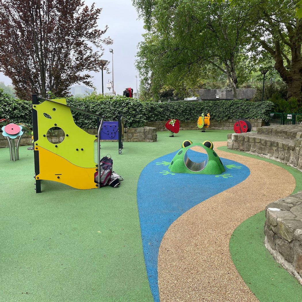 Aire de jeux Esplanade du Quai Saint-Bernard 2